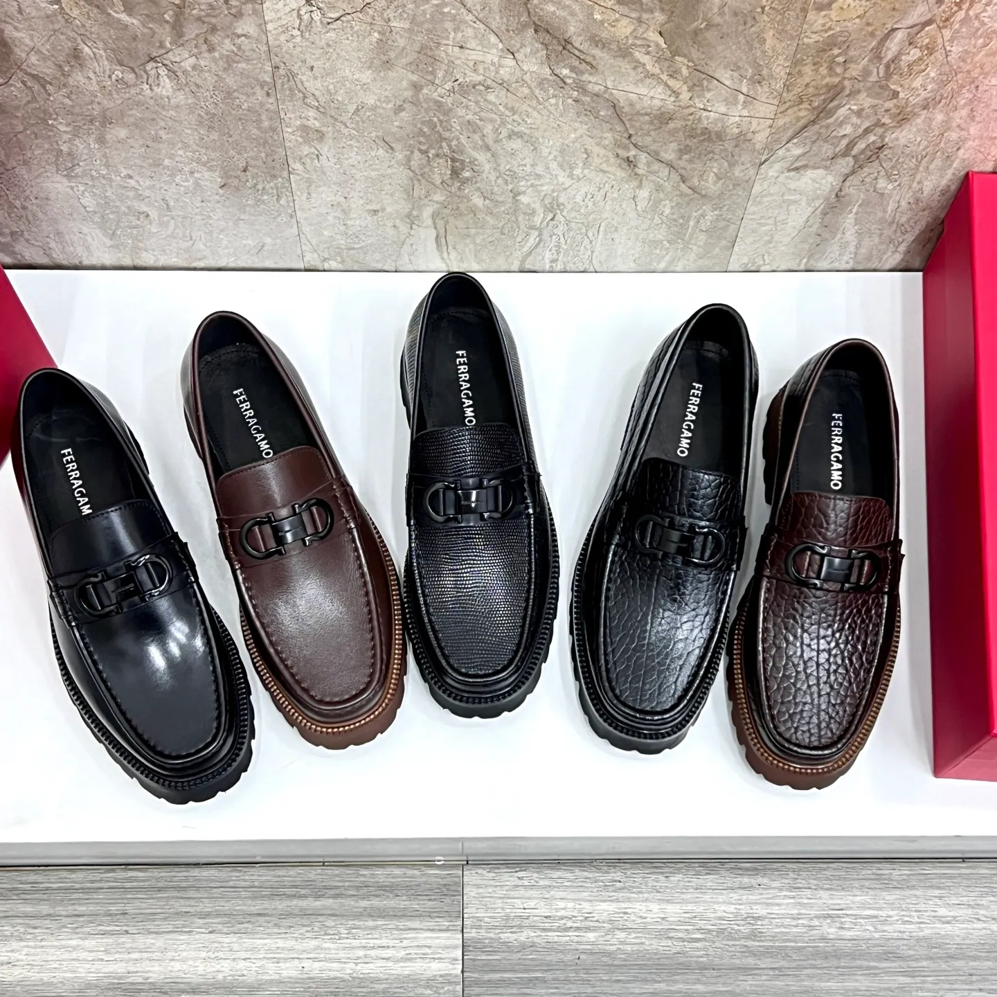 Original quality P580 Brand: Ferragamo Standard size: Men's size 38/44 (45.46 can be customized) Grade: Same style as the official website High-quality men's shoes Material: Customized first-layer calfskin with water-dyed cowhide lining Cowhide tiptoe Original non-slip and wear-resistant rubber outsole Style category: Men's formal business leather shoes are young and fashionable European and American trends British style Casual matching and comfortable feet Color: actual picture